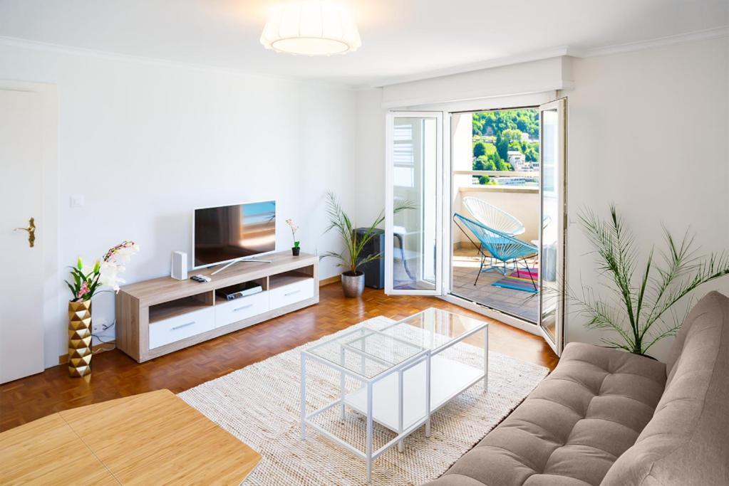 View - Appt 2 Bedroom, 1 Bath Montreux